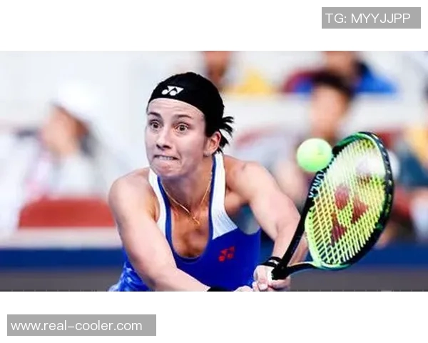 足球明星的脚丫如同艺术品般精致灵动展现无与伦比的技艺与魅力