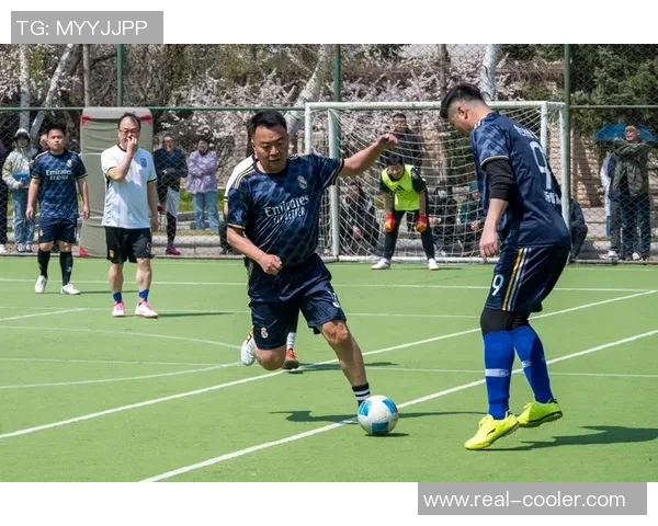 足球明星跨越障碍送出球衣传递激情与梦想